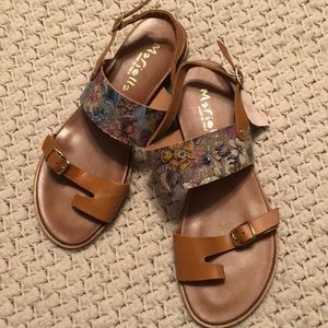 NWT ITALIAN LEATHER SANDALS, size 8.